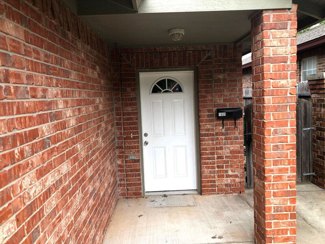 Primary Photo - Now Available for Showings! 2 bed/2 bath w...