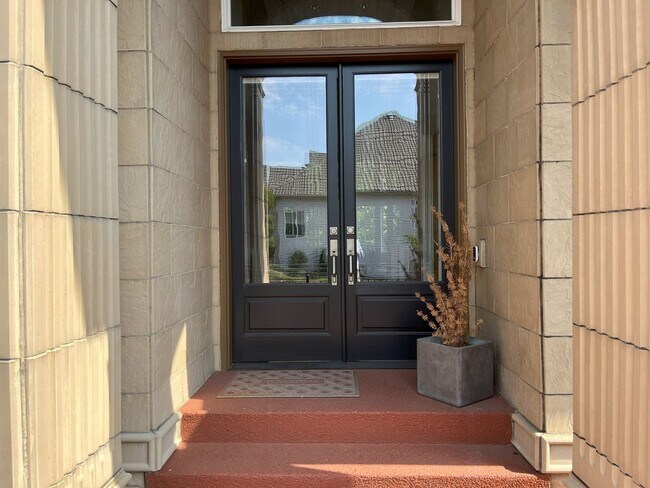 Foto del edificio - Forest-View Luxury Home with 5 Bedrooms, Luxury Primary Suite & Gourmet Kitchen