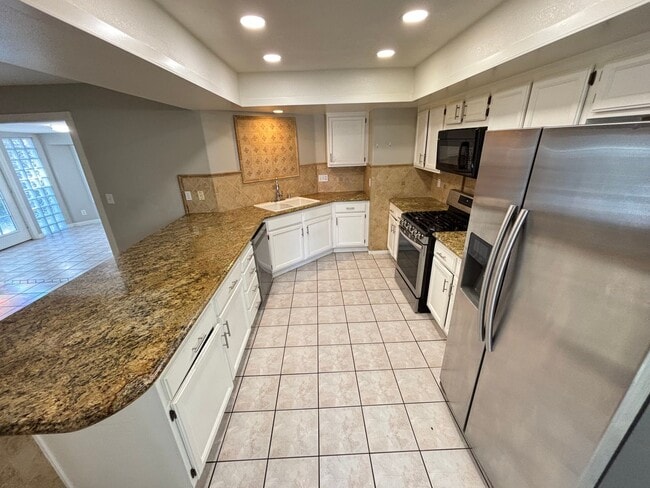 Foto del edificio - Spacious 4bed /2bath Single Story home nes...