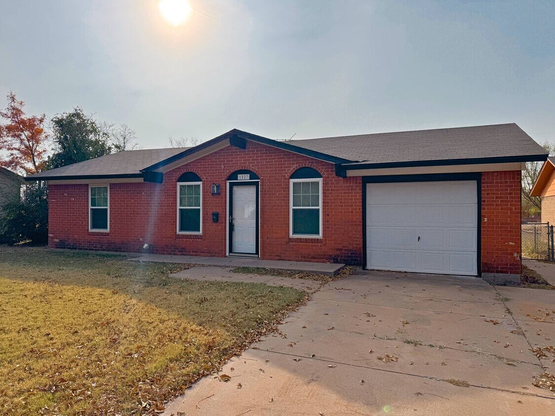 Foto principal - 3 Bed 1.5 Bath Home Close to Sheppard AFB!