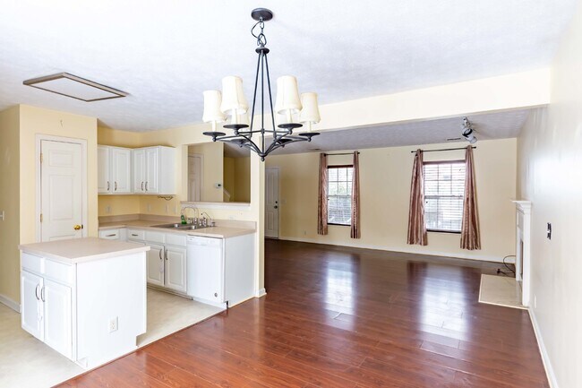 Foto del edificio - 3/2.5 with a Bonus Room and Fenced in Yard...