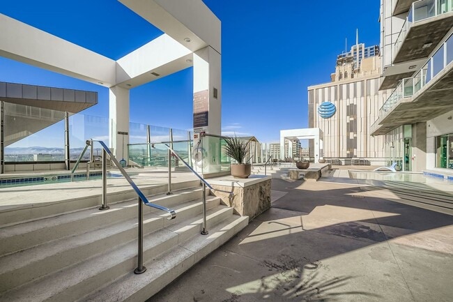 Foto del edificio - Elevated Downtown 2BDR Living | Mountain & City Views