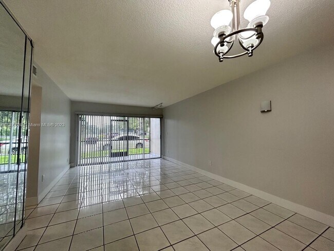 Building Photo - 9140 Fontainebleau Blvd