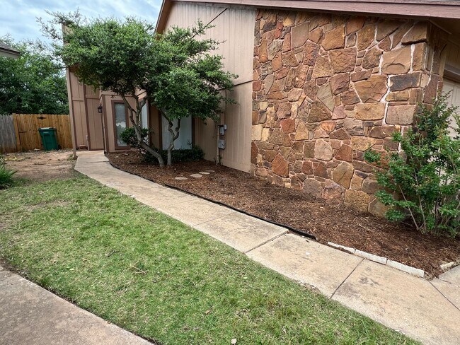 Foto del edificio - Moore Schools! 2 bed, 2 full baths, garage...