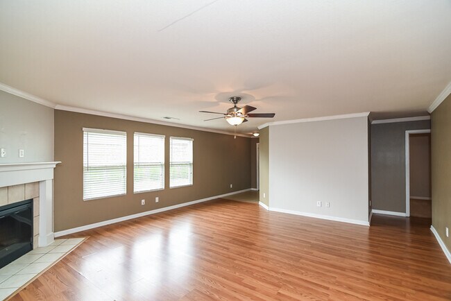 Foto del edificio - 15337 Tyler Mill Dr