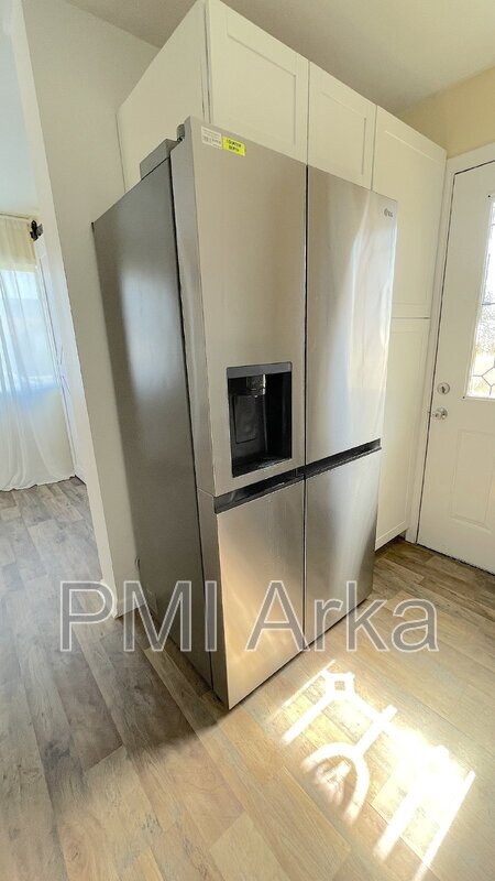 Building Photo - 317 Pelly Ave N