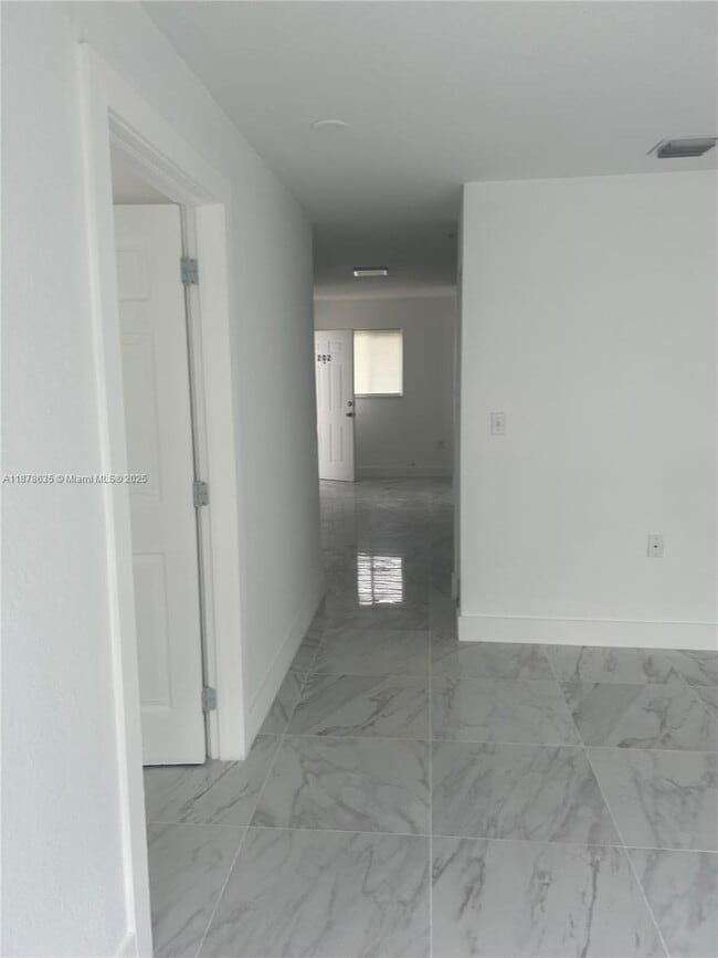 Building Photo - 2750 Palm Ave