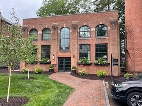 Building Photo - 50 Round Hill Rd
