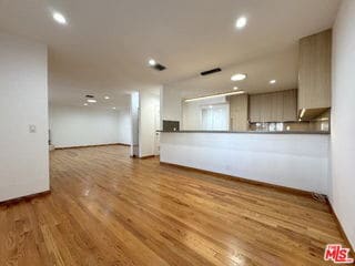 Building Photo - 805 N W Knoll Dr