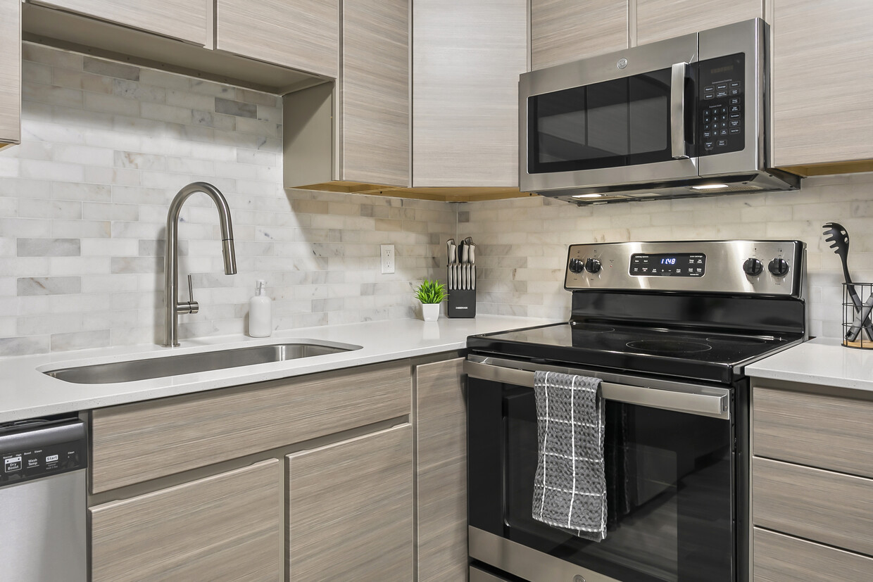 Stainless Steel Appliances - College Hill Apartments