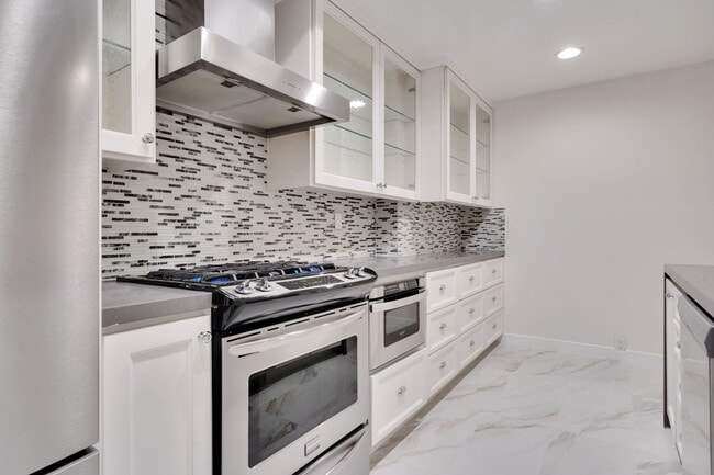 Interior Photo - Holmby Street Luxury Investments LLC