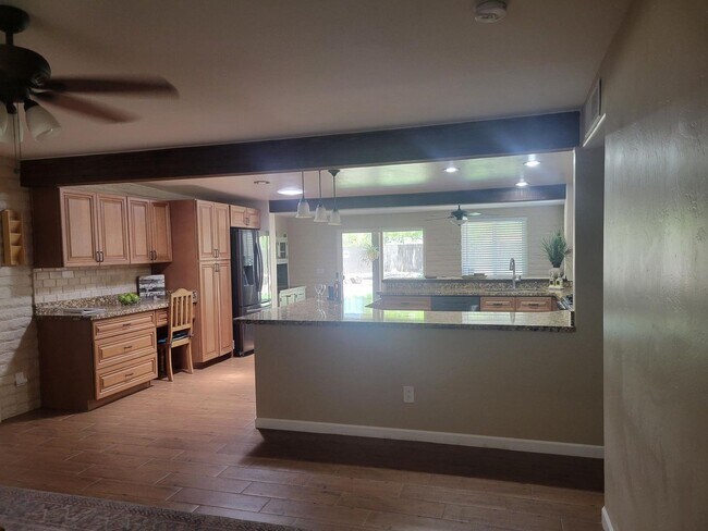 Building Photo - 3 Bed 2 Bath