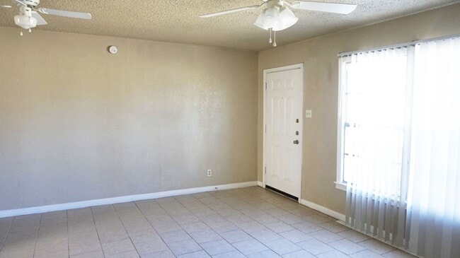 Foto del edificio - 912-912 Williamson Dr