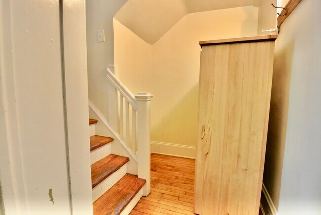 Building Photo - 3801 N Lakewood Ave #1