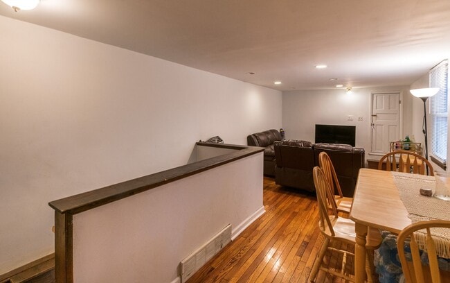 Photo - 2138 Mt Vernon St Apartment