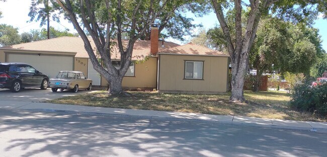 Building Photo - Home on large corner lot