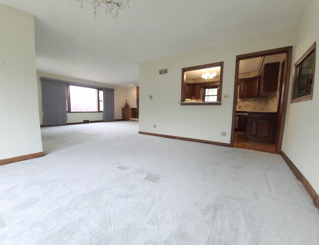 Foto del edificio - 7927 W Bluemound Rd