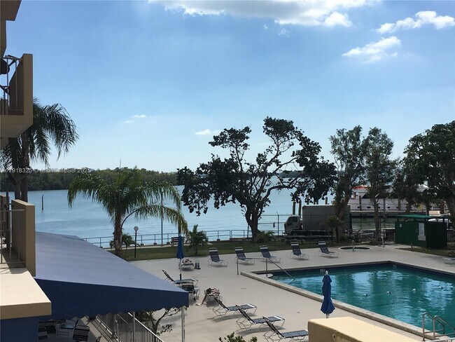 Foto del edificio - 880 NE 69th St