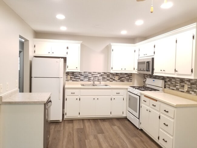 Foto del edificio - 220 Leighton Dr