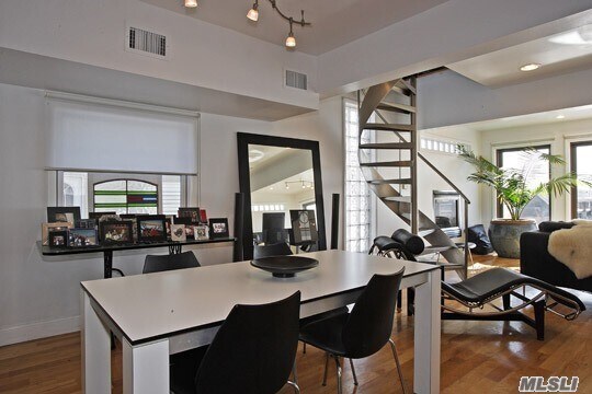 Foto del edificio - 71 Bayview Ave W