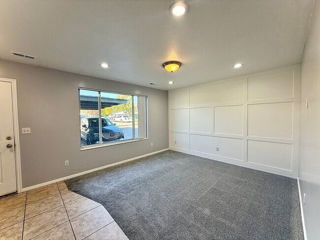 Building Photo - 3 Bedroom Townhome Available March 1