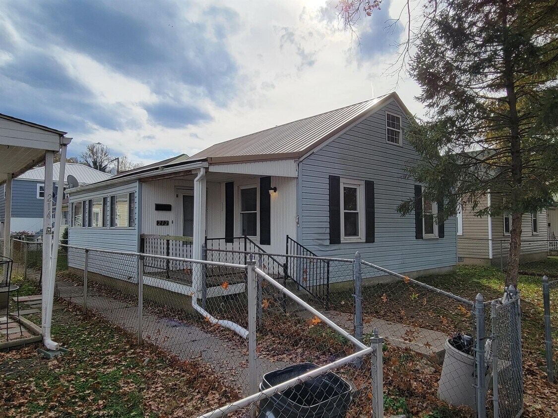 Primary Photo - 212 2nd Ave
