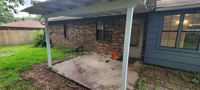 Building Photo - Home in Bryant