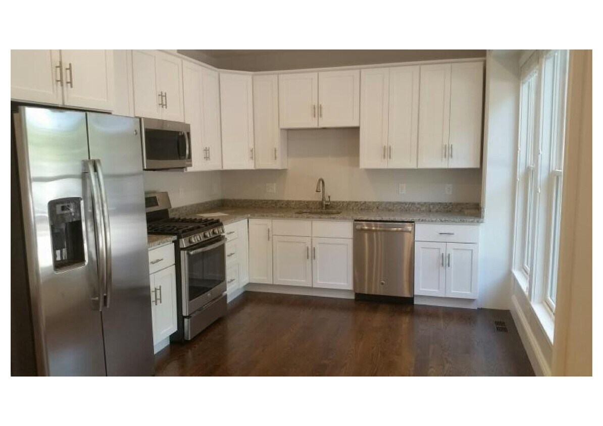 Primary Photo - 2044 Beacon St