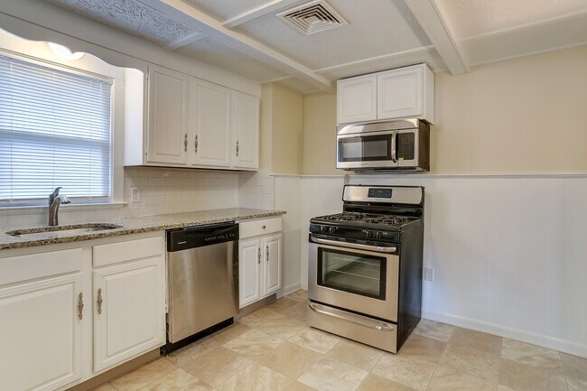 Photo - 18 Peck St Apartments