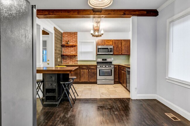 Foto del edificio - 1747 Parkhill Dr