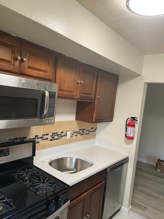 55 Gill Ln Unit 58, Iselin, NJ 08830 Condo for Rent in Iselin, NJ