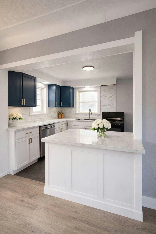 Building Photo - 5563 Silvertown Dr