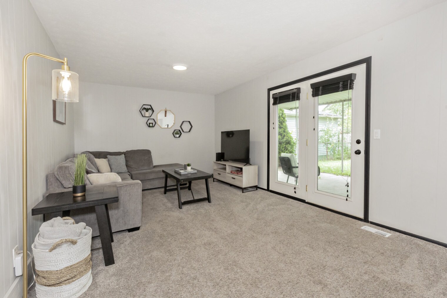 1178 Mohegan Trl Willoughby, OH 44094 – photo 2
