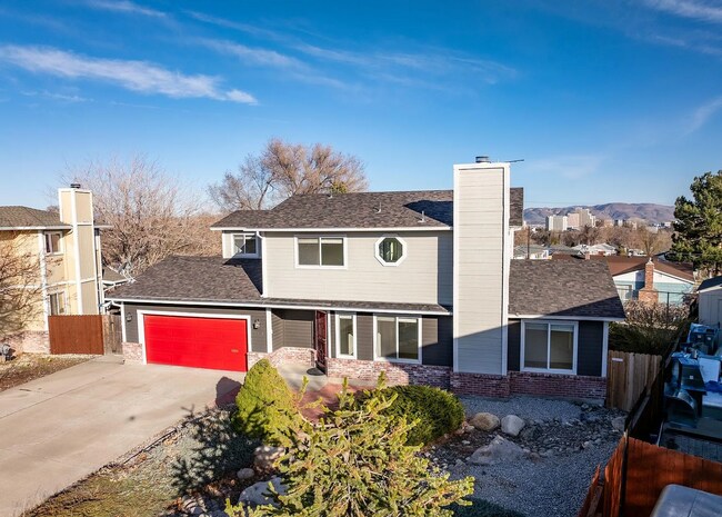Building Photo - 3 Bed/2.5 Bath House w/ Yard Close to UNR
