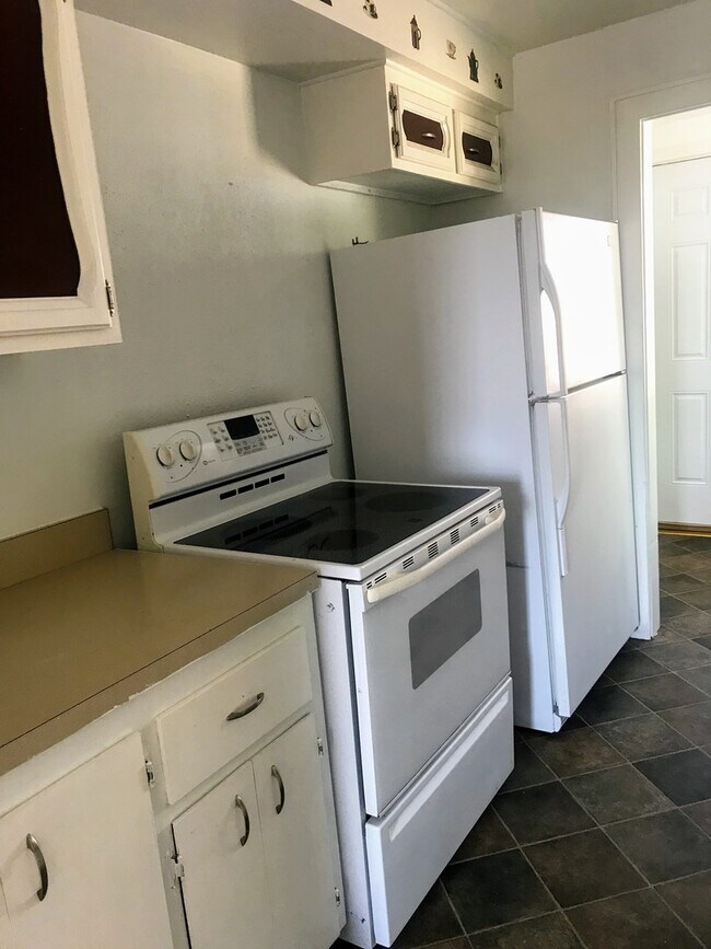 Building Photo - Cute 2 bedroom, 1bath, with garage and fen...
