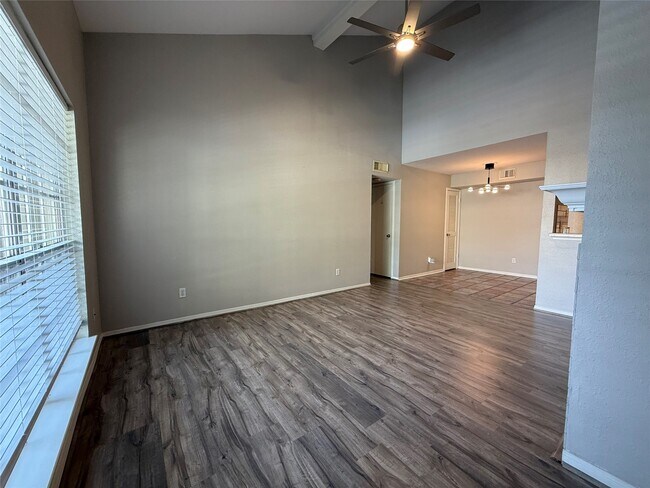 Foto del edificio - 1880 White Oak Dr