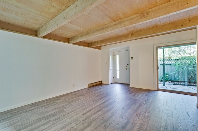 Foto del edificio - 2 Bedroom 1 Bath Two Story Townhome