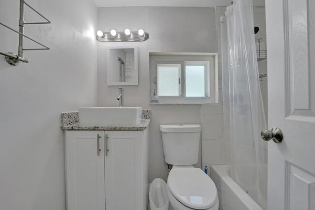 Foto del edificio - 3 bedroom in Dania Beaach FL 33004