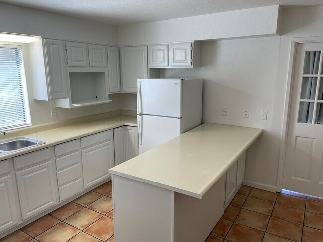 Building Photo - 5 Bedroom 2 Bathroom Apartment in Goleta