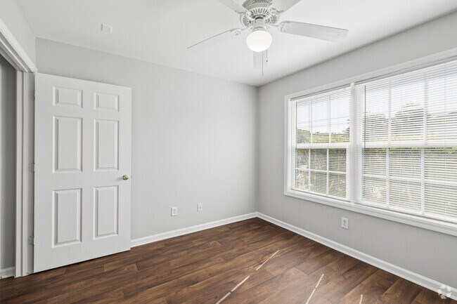 El Princeton 2BR, 2BA - 950SF - Segundo dormitorio - Lawyers Ridge Apartments