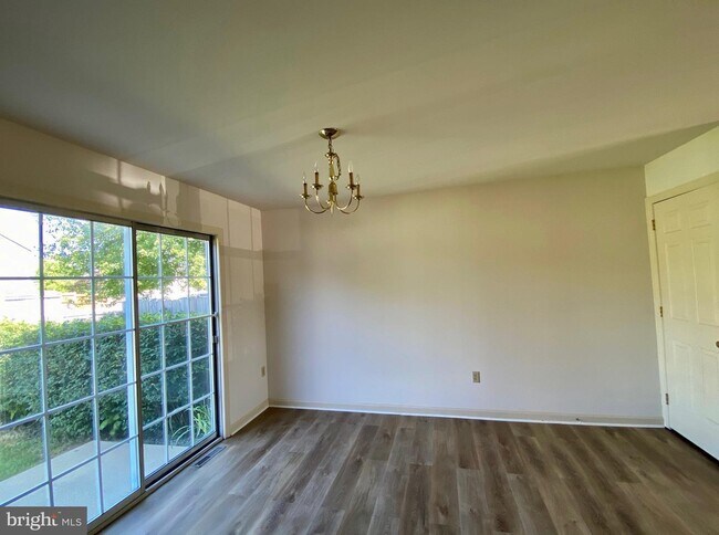 Building Photo - 6605 Hollow Dr