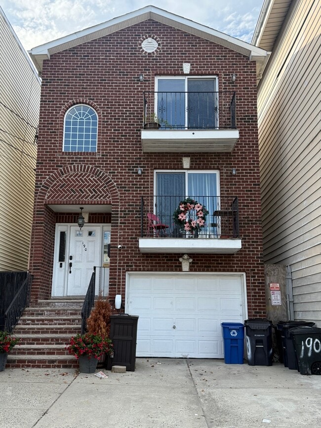 Building Photo - 190 Summer Ave