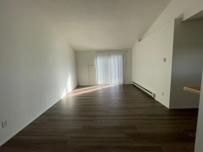 Building Photo - 1 Month Free on a 12-Month Lease - 3 bed 1 bath in West Fargo!!