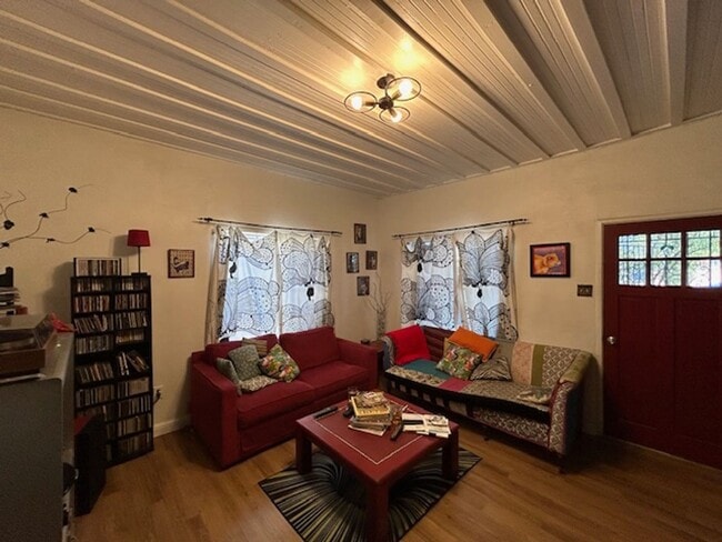 Building Photo - 2 bedrooms-1 bath - on 4th Ave