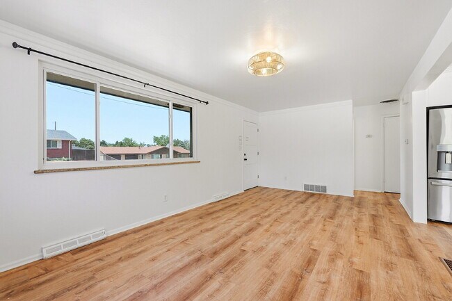 Foto del edificio - $2,795.95- 4 Bed, 2 Bath Home in Arvada with In-Unit Laundry and Fenced Yard!