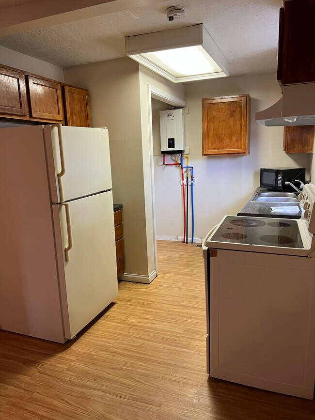 Kitchen - 460 N Cochran Ave