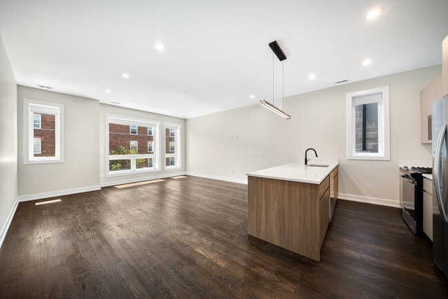 Building Photo - 406 E 50th Pl
