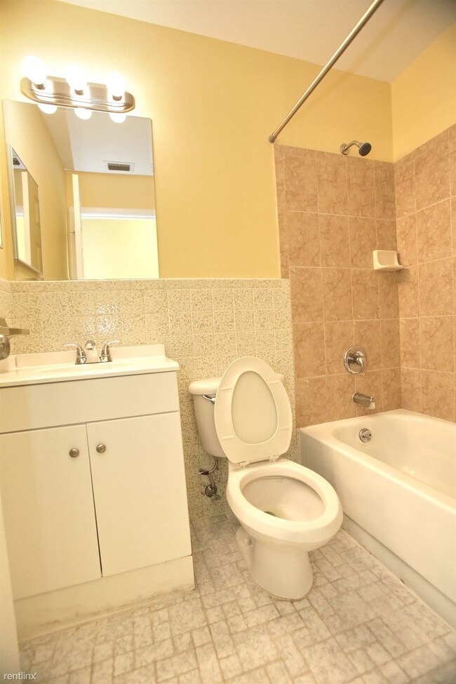 Building Photo - 2 br, 1.5 bath House - 613 SE Starfish Avenue