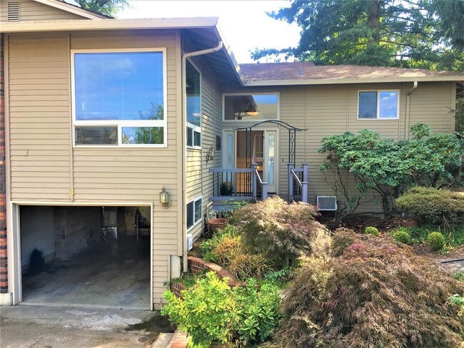 Building Photo - 10600 SW Evergreen Dr