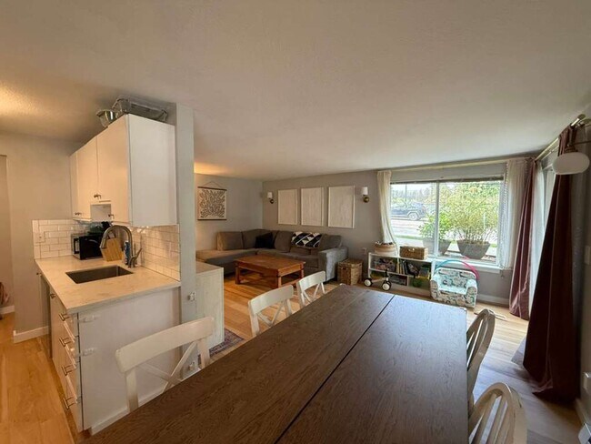 Foto del edificio - 2 Bedroom 2 Bathroom + Parking and Storage!